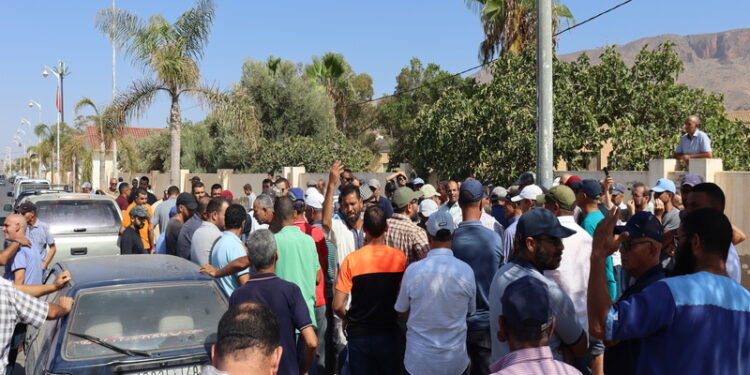 فلاحو سهل صبرة يحتجون أمام قيادة أولاد ستوت للمطالبة بدورة سقي لإنقاذ محاصيلهم