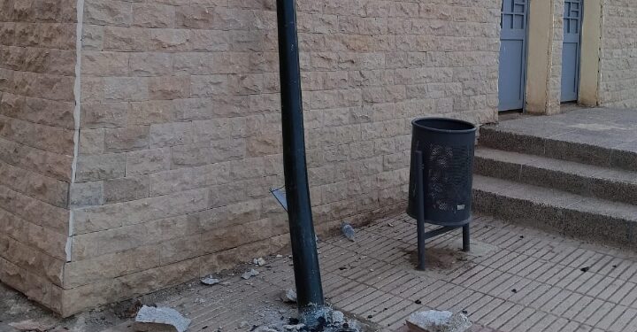 عبث التدبير بمدينة زايو: عندما تُستبدل أعمدة الإنارة بعجلات مطاطية في محيط المركز الصحي!