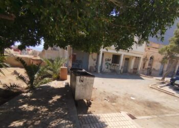 بالصور.. حاويات الأزبال تحاصر بناية تاريخية بزايو وتزيد من تدهور الحديقة الأندلسية