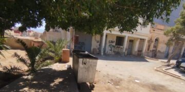 بالصور.. حاويات الأزبال تحاصر بناية تاريخية بزايو وتزيد من تدهور الحديقة الأندلسية