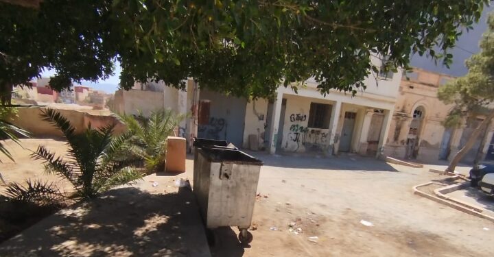 بالصور.. حاويات الأزبال تحاصر بناية تاريخية بزايو وتزيد من تدهور الحديقة الأندلسية