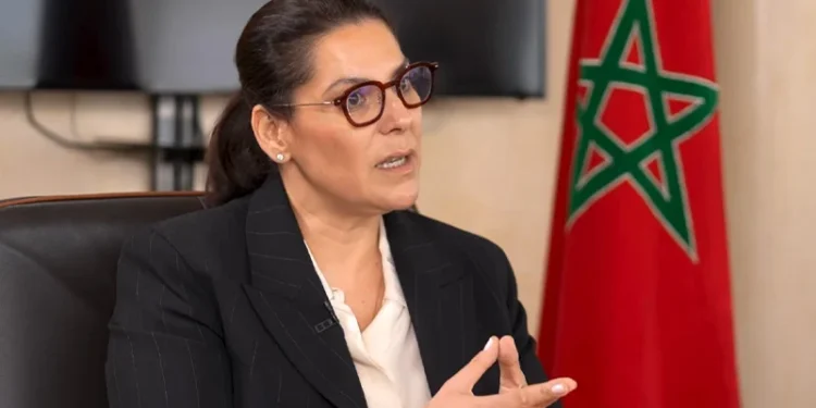المنصوري ترد على الجدل حول صلاة رئيسة حكومة امرأة بجانب الملك!