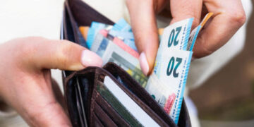 2900 يورو ووثائق وبطاقات بنكية.. مغربي يعثر على محفظة ويسلمها للشرطة