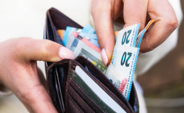 2900 يورو ووثائق وبطاقات بنكية.. مغربي يعثر على محفظة ويسلمها للشرطة