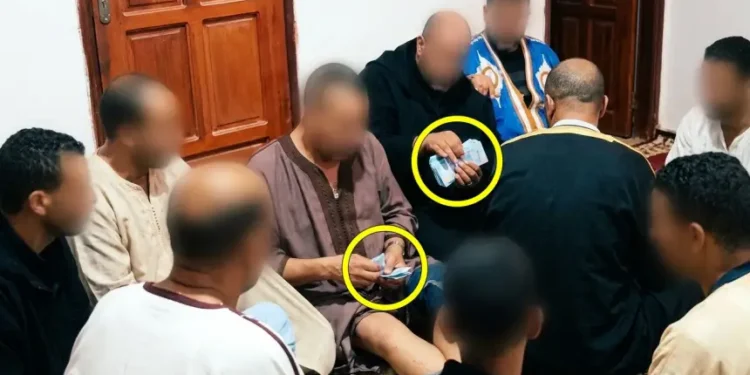 قبيل الانتخابات.. أموال توزَّع داخل مسجد تثير جدلاً واسعاً
