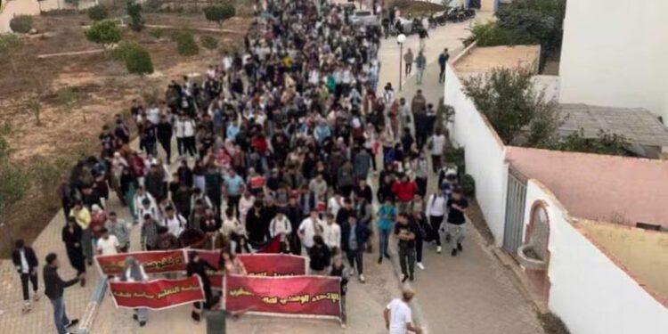 طلبة الناظور يحتجون رفضاً لرسوم التسجيل وتمسكاً بمجانية التعليم
