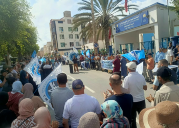 أكثر من 400 عامل وعاملة يحتجون أمام مديرية التعليم بالناظور بسبب تأخر الأجور