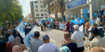 أكثر من 400 عامل وعاملة يحتجون أمام مديرية التعليم بالناظور بسبب تأخر الأجور