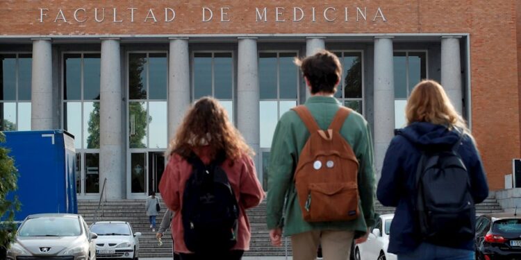 منحة بـ2100 يورو في إسبانيا.. طلبة الجامعات أمام فرصة جديدة في مدريد