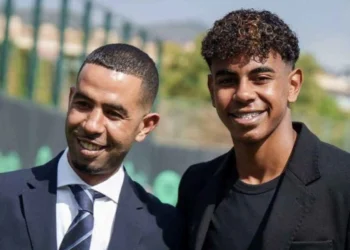 بسبب سترة.. والد لامين يامال يشعل الجدل بمطار برشلونة والشرطة تتدخل
