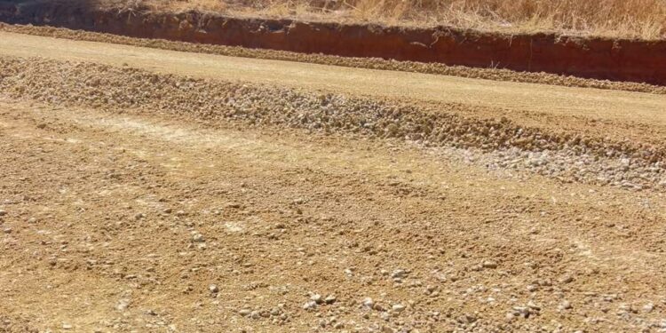 تعبيد الطرق بأولاد داود أزخانين يثير الجدل.. دواوير تتساءل عن الإقصاء وجودة الأشغال بعد نحو سنة من العمل