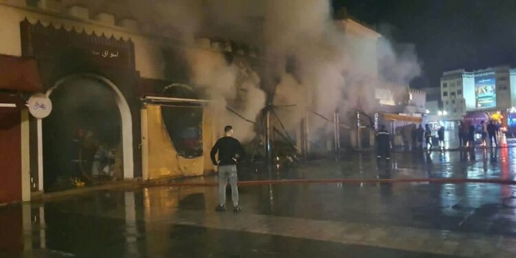 بالصور.. النيران تلتهم محلات سوق طنجة بوجدة والوقاية المدنية تتدخل لإخماد الحريق