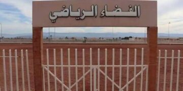بعد عقد ونصف من بنائه.. ملعب القرب بحي معمل السكر بزايو لا يزال ينتظر العشب الاصطناعي