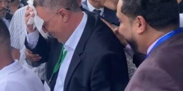 حادث عرضي يربك أجواء مجلس “البام”..باب زجاجي يتسبب في إصابة فوزي لقجع وسقوطه أرضاً