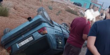 انقلاب مفاجئ لسيارة بمدخل زايو ينتهي بإصابة شخصين ونقلهما إلى المستشفى