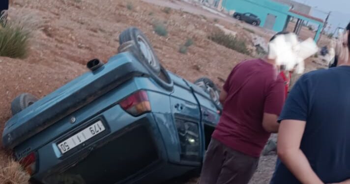 انقلاب مفاجئ لسيارة بمدخل زايو ينتهي بإصابة شخصين ونقلهما إلى المستشفى
