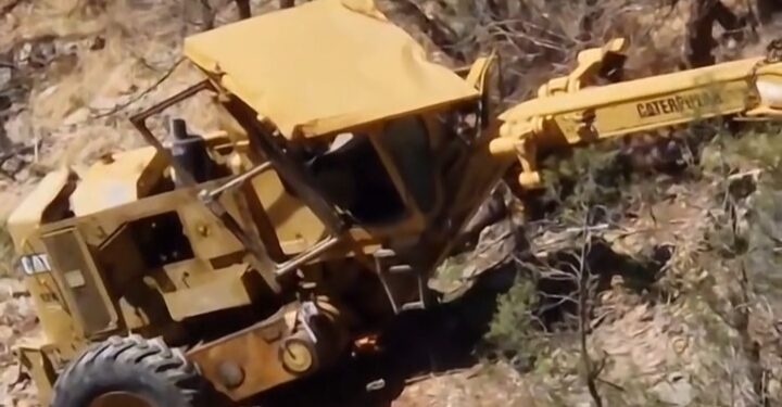 سقوط جرافة في منحدر بالطريق الرابطة بين بركان وتيزي وزمور