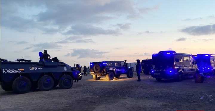 إخلاء مستوطنة “غوانو” بسبتة المحتلة.. الأمن الإسباني يتدخل ومئات المهاجرين المغاربة يختارون العودة الطوعية