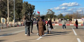 الجزائر تسلم المغرب 40 شابا مرشحا للهجرة وسط استقبال مؤثر من العائلات