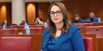ماديحة خيير تتجه إلى الاستقالة من البرلمان بعد إعفائها من الحكومة وفقدانها رئاسة فريق الاستقلال