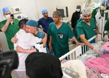 23 مختصاً و6 ساعات من الجراحة.. فصل توأم مغربي ملتصق في السعودية