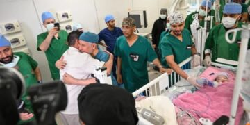 23 مختصاً و6 ساعات من الجراحة.. فصل توأم مغربي ملتصق في السعودية