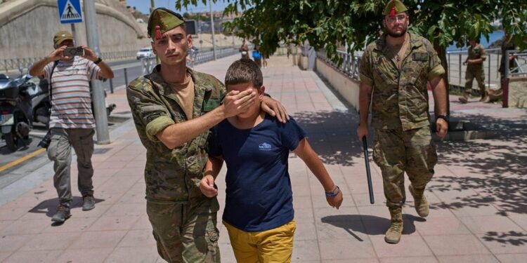 قاصر مغربي في قلب قضية قضائية بسبتة.. ماذا حدث ليلة إعادته إلى المغرب؟