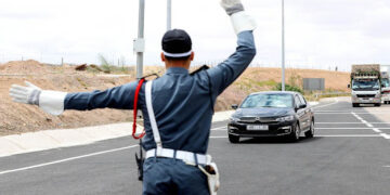 الدرك الملكي بزايو يزيل الحاجز الأمني بمدارة بوعرك استجابة لشكاوى مستعملي الطريق