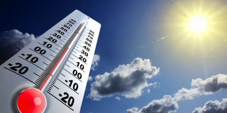 طقس الجمعة بالمغرب: أجواء حارة بأقصى الجنوب، وزخات رعدية مرتقبة فوق مرتفعات الأطلس