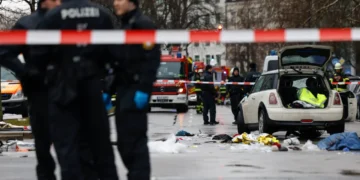 حادث خطـ..ـير شمال ألمانيا.. سيارة تدهـ..ـس مجموعة من المارة والشرطة تطلق النار